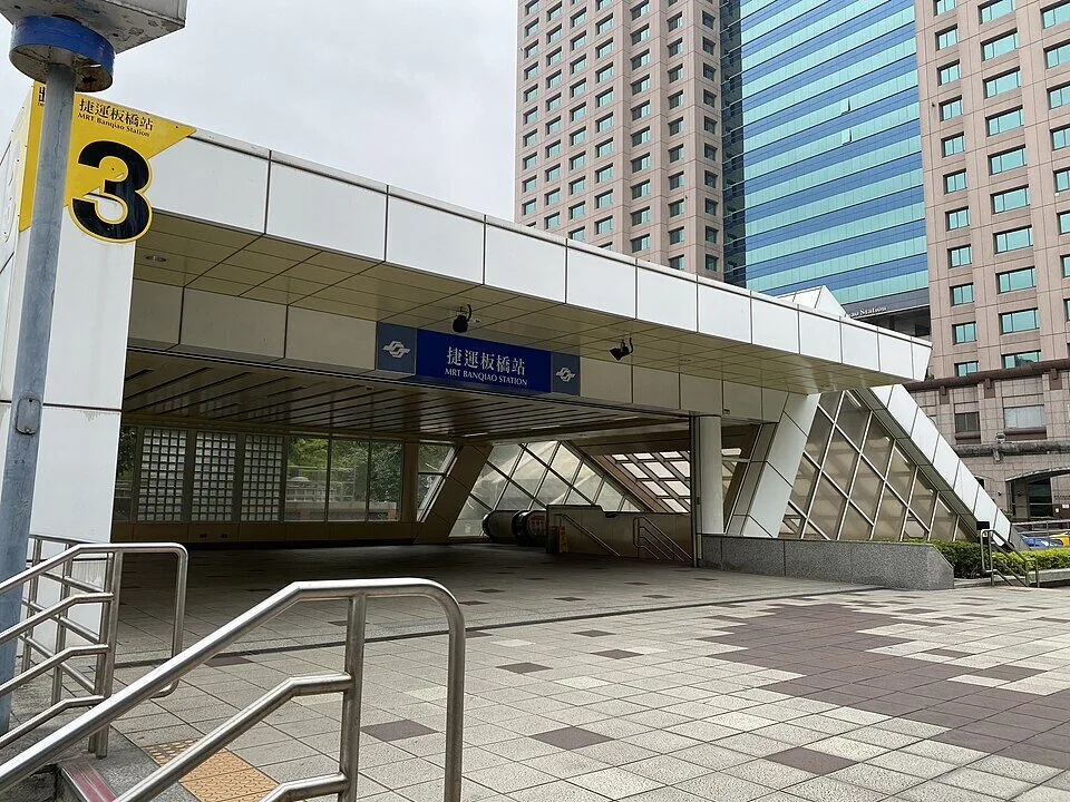 台北捷運板橋站3號出入口 20210318