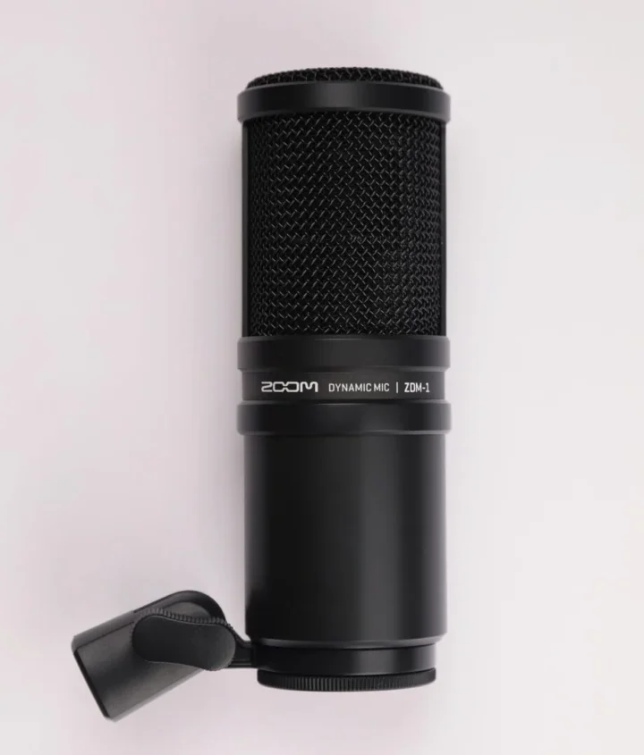 Zoom ZDM-1 動圈麥克風安裝於桌上支架